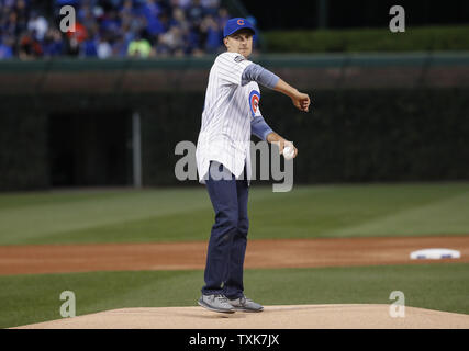 PGA Tour pro et trois fois champion majeur Jordan Spieth lance une première balle de cérémonie avant un match de baseball entre les Cubs de Chicago et les Mets de New York à Wrigley Field le 12 septembre 2017 à Chicago. Photo par Kamil Krzaczynski Banque D'Images