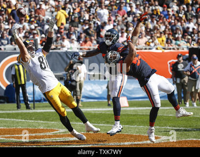 Pittsburgh Steelers tight end Jesse James (81) a une passe déviée par Chicago Bears secondeur John Timu (53) au cours de la deuxième moitié à Soldier Field, à Chicago le 24 septembre 2017. Photo par Kamil Krzaczynski/UPI Banque D'Images