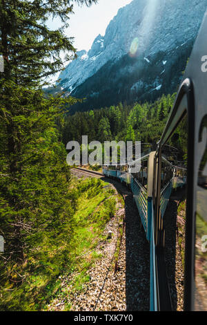 Vue de la fenêtre de Bavarian Zugspitzbahn / Fer Zugspitze sur son ascension towars Zugspitze, Allemagnes plus haute montagne, au cours de l'été (Allemagne) Banque D'Images