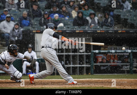 Frappeur désigné des Detroit Tigers Victor Martinez frappe un simple contre les White Sox de Chicago dans la cinquième manche à taux garanti sur le terrain le 5 avril 2018 à Chicago. Photo par Kamil Krzaczynski/UPI Banque D'Images