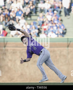 Colorado Rockies shortstop Pat Valaika attrape un ballon frappé par les Chicago Cubs de troisième but Kris Bryant dans la première manche d'un match à Wrigley Field le 30 avril 2018 à Chicago. Photo par Kamil Krzaczynski/UPI Banque D'Images