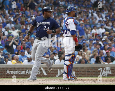 Milwaukee Brewers Jésus Aguilar (24) marque contre les Cubs de Chicago dans la septième manche à Wrigley Field le 15 août 2018 à Chicago. Photo par Kamil Krzaczynski/UPI Banque D'Images