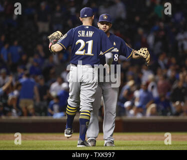 Milwaukee Brewers' Mike Moustakas (18) célèbre avec Travis Shaw (21) après avoir battu les Cubs de Chicago au Wrigley Field, le 12 septembre 2018 à Chicago. Photo par Kamil Krzaczynski/UPI Banque D'Images