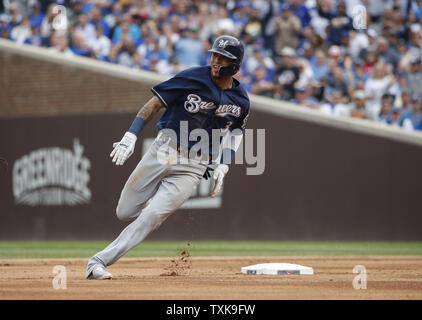 L'arrêt-court des Milwaukee Brewers Orlando Arcia (3) exécute à la troisième base sur un coup double par la droite contre le voltigeur de Domingo Santana Chicago Cubs dans la huitième manche d'un bris d'un match de baseball de la Ligue nationale à Wrigley Field le 1 octobre 2018 à Chicago. Photo par Kamil Krzaczynski/UPI Banque D'Images