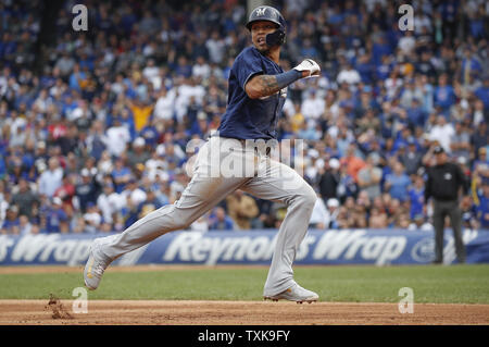 L'arrêt-court des Milwaukee Brewers Orlando Arcia (3) exécute à la troisième base sur un coup double par la droite contre le voltigeur de Domingo Santana Chicago Cubs dans la huitième manche d'un bris d'un match de baseball de la Ligue nationale à Wrigley Field le 1 octobre 2018 à Chicago. Photo par Kamil Krzaczynski/UPI Banque D'Images