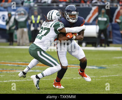 New York Jets Darryl évoluait Roberts (27) défend contre Chicago Bears le receveur Kevin White (11) au cours de la première moitié à Soldier Field, à Chicago le 28 octobre 2018. Photo par Kamil Krzaczynski/UPI Banque D'Images