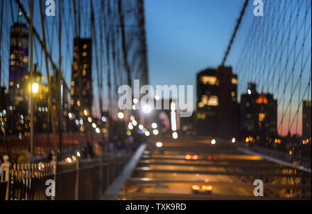 Le trafic urbain brouillée Pont de Brooklyn au crépuscule à New York City scene de nuit Banque D'Images