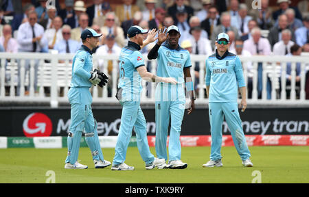 L'Angleterre Jofra Archer (centre) célèbre l'Australie capture Steve Smith avec coéquipier Ben Stokes (deuxième à gauche) au cours de l'ICC Cricket World Cup phase groupe match à Lord's, Londres. Banque D'Images