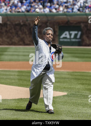 Élu maire de Chicago, Lori Lightfoot lance première cérémonie terrain avant l'ouverture à domicile des Cubs de Chicago contre les Pirates de Pittsburgh en dehors de Wrigley Field le 8 avril 2019 à Chicago. Photo par Kamil Krzaczynski/UPI Banque D'Images