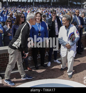 Le maire de Chicago Rahm Emanuel parle avec Chicago maire élu Lori Lightfoot avant l'ouverture à domicile des Cubs de Chicago contre les Pirates de Pittsburgh en dehors de Wrigley Field le 8 avril 2019 à Chicago. Photo par Kamil Krzaczynski/UPI Banque D'Images