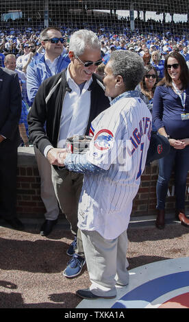 Le maire de Chicago Rahm Emanuel parle avec Chicago maire élu Lori Lightfoot avant l'ouverture à domicile des Cubs de Chicago contre les Pirates de Pittsburgh en dehors de Wrigley Field le 8 avril 2019 à Chicago. Photo par Kamil Krzaczynski/UPI Banque D'Images