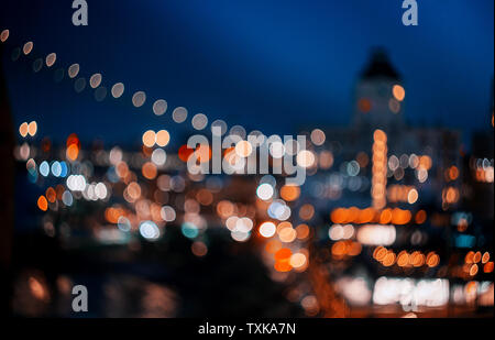 Skyline de New York Manhattan résumé Lumières floues bokeh ville de lumière la nuit. Banque D'Images