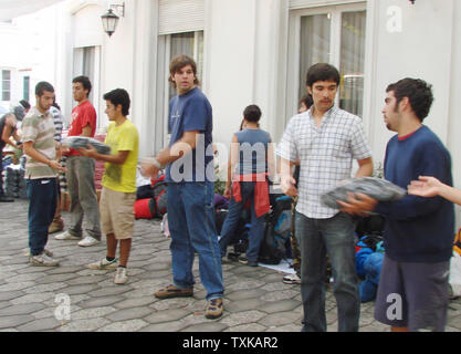 Les bénévoles collecte de nourriture et de vêtements d'aider les victimes du séisme au siège du Parti du renouveau national à Santiago du Chili le 1 mars 2010, à la suite d'un séisme de magnitude 8,8 qui a frappé le pays le 27 février. UPI Banque D'Images