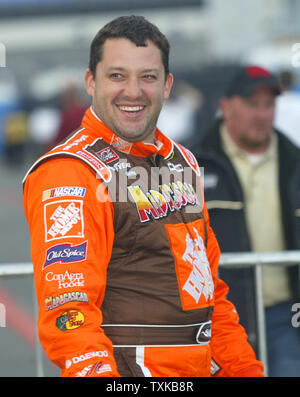 Tony Stewart, pilote de la Chevrolet de Home Depot, attend pour bénéficier de la NASCAR Nextel All-Star Challenge de Lowe's Motor Speedway à Concord, NC le 20 mai 2005. (Photo d'UPI/Nell Redmond) Banque D'Images