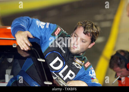 Points NASCAR Tony Stewart Chef sort de sa voiture de course à la quatrième place après les qualifications pour l'UAW-GM 500 course de NASCAR au Lowe's Motor Speedway à Concord, NC, le 13 octobre 2005. (Photo d'UPI/Nell Redmond) Banque D'Images