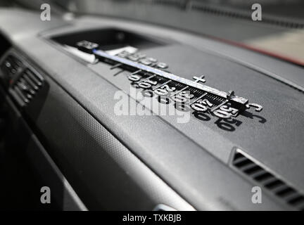 Freiburg, Allemagne. 25 Juin, 2019. ILLUSTRATION - Un thermomètre se trouve dans l'intérieur d'une voiture. Les experts étaient sur le point de laisser les enfants et animaux dans le véhicule de la chaleur. Crédit : Patrick Seeger/dpa/Alamy Live News Banque D'Images