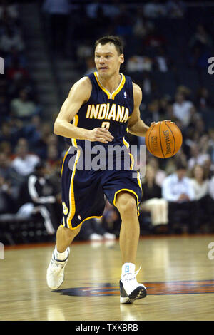 Sarunas Jasikevicius Indiana Pacers guard apporte la balle upcourt contre les Charlotte Bobcats au Charlotte Bobcats Arena de Charlotte, N.C. le 16 novembre 2005. (Photo d'UPI/Nell Redmond) Banque D'Images