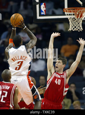 Les Houston Rockets avant Ryan Bowen, droite, défend que l'avant des Bobcats Gerald Wallace tire sur l'arène des Bobcats de Charlotte, N.C. le 10 janvier 2006. (Photo d'UPI/Nell Redmond) Banque D'Images