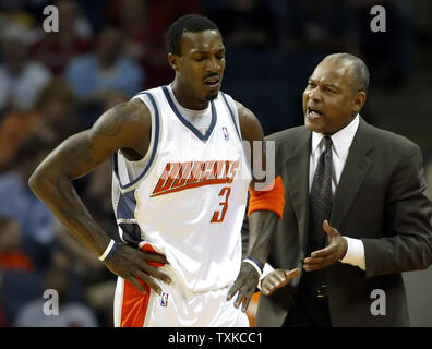 L'entraîneur-chef des Bobcats Bernie Bickerstaff, droite, parle à l'avant Bobcats Gerald Wallace comme ils jouent les Memphis Grizzlies au Charlotte Bobcats Arena de Charlotte, N.C. le 12 avril 2006. (Photo d'UPI/Nell Redmond) Banque D'Images