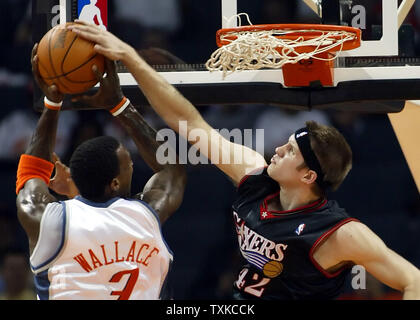 Philadelphia 76ers Shavlik Randolph, l'avant droite, bloque le coup de l'avant des Bobcats Gerald Wallace, à l'arène des Bobcats de Charlotte, N.C. le 19 avril 2006. (Photo d'UPI/Nell Redmond) Banque D'Images