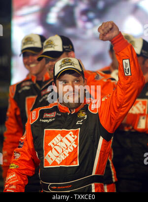 Voiture de course Tony Stewart reconnaît les fans comme il est présenté avec son équipe Chevrolet Home Depot dans le Défi des Étoiles NASCAR Nextel au Lowe's Motor Speedway à Charlotte, NC, le 20 mai 2006. (Photo d'UPI/Nell Redmond) Banque D'Images