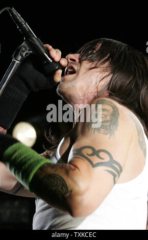 Le chanteur Anthony Kiedis des Red Hot Chili Peppers effectue un réglage entre la première et deuxième course à la NASCAR NEXTEL Défi au Lowe's Motor Speedway à Charlotte, NC, le 20 mai 2006. (Photo d'UPI/Bob Carey) Banque D'Images