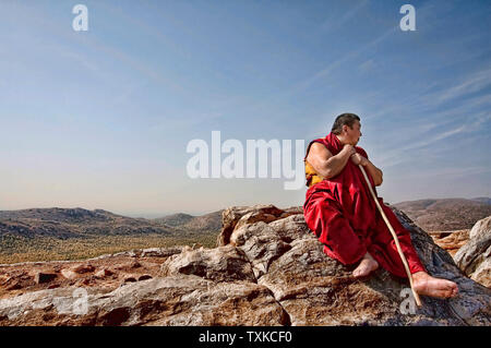 Un moine assis sur le pic de l'Aigle (Vautour) où le Bouddha Shakyamuni prêcha le Sutra du Lotus, Rajgir, Rajagriha, Bihar, Inde. Banque D'Images