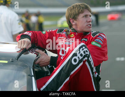 Pilote de voiture de course de Carl Edwards sort de l'Office Depot Ford après les qualifications pour le Coca-Cola 600 sur le Lowe's Motor Speedway à Charlotte, NC, le 20 mai 2006. (Photo d'UPI/Nell Redmond) Banque D'Images