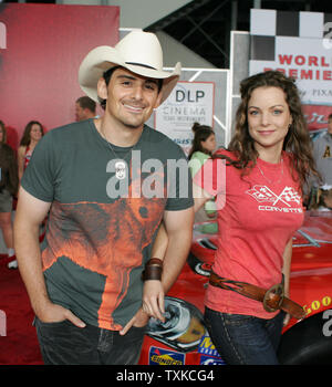 Brad Paisley et son épouse pour une pause photos lors de la première mondiale montrant des studios Disney-PIXAR film 'Cars' au Lowe's Motor Speedway à Charlotte, NC, le 26 mai 2006. (Photo d'UPI/Bob Carey) Banque D'Images