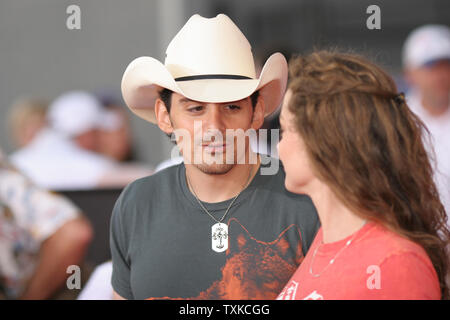 Brad Paisley partage un moment de calme qu'il commence à marcher sur le tapis rouge lors de la première mondiale montrant des studios Disney-PIXAR film 'Cars' au Lowe's Motor Speedway à Charlotte, NC, le 26 mai 2006. (Photo d'UPI/Bob Carey) Banque D'Images