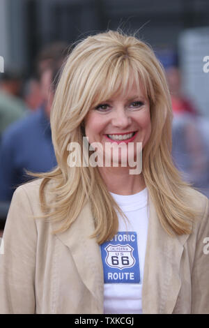 L'actrice Bonnie Hunt (Sally Carrera), marche le tapis rouge lors de la première mondiale montrant des studios Disney-PIXAR film 'Cars' au Lowe's Motor Speedway à Charlotte, NC, le 26 mai 2006. Le film a été montré sur quatre écrans de plein air à l'intérieur du speedway. (Photo d'UPI/Bob Carey) Banque D'Images