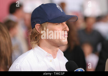 L'acteur Owen Wilson (Flash McQueen) arrive sur le tapis rouge pour une entrevue lors de la première mondiale montrant des studios Disney-PIXAR film 'Cars' au Lowe's Motor Speedway à Charlotte, NC, le 26 mai 2006. (Photo d'UPI/Bob Carey) Banque D'Images