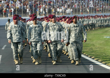 Les soldats de la 18e Airborne Corps stationnés à Fort Bragg, N.C. mars sur le devant à l'étirement Lowe's Motor Speedway avant le début de la Coca-Cola 600 course de NASCAR à Charlotte, NC, le 28 mai 2006. Les festivités d'avant-course à la Journée du Souvenir rend hommage à 2 000 soldats. (Photo d'UPI/Nell Redmond) Banque D'Images