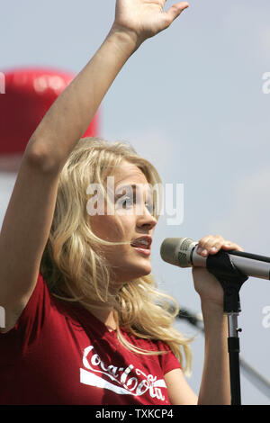 American Country Music Award Winner Carrie Underwood effectue son succès, 'Jésus prendre le volant' avant le Coca-Cola 600 NASCAR NEXTEL au Lowe's Motor Speedway à Charlotte, NC, le 28 mai 2006. (Photo d'UPI/Bob Carey) Banque D'Images