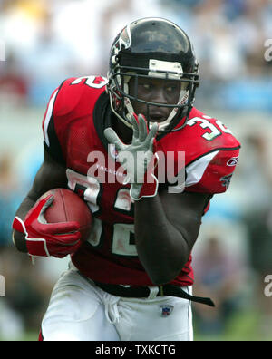 Atlanta Falcons d'utiliser de nouveau Jerious Norwood porte la balle contre les Panthers comme les Falcons vaincre les Panthers 20-6 au stade Bank of America à Charlotte, NC le 10 septembre 2006. (Photo d'UPI/Nell Redmond) Banque D'Images