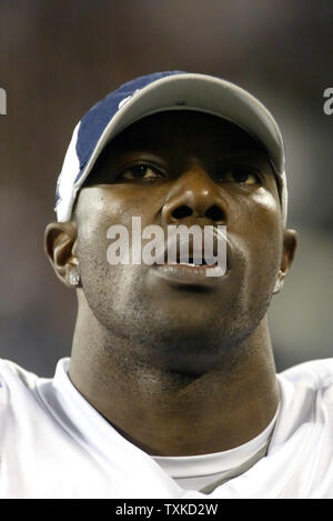 Cowboys de Dallas receveur Terrell Owens pas l'écart avant le début du match contre les Panthers de la Caroline au stade Bank of America à Charlotte, Caroline du Nord le 29 octobre 2006. (Photo d'UPI/Nell Redmond) Banque D'Images