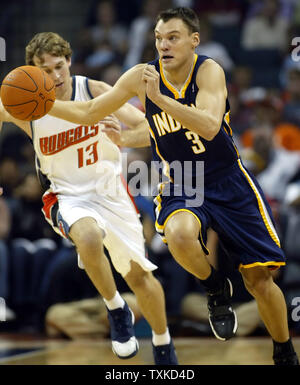 Sarunas Jasikevicius Indiana Pacers guard de la Lituanie pousse la balle upcourt Charlotte Bobcats passé Matt Carroll garde à l'arène des Bobcats de Charlotte, N.C. le 1 novembre 2006. (Photo d'UPI/Nell Redmond) Banque D'Images