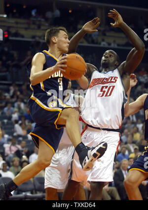 Sarunas Jasikevicius garde Indiana Pacers, gauche, de Lituanie durs passé centre Charlotte Bobcats Emeka Okafor à l'arène des Bobcats de Charlotte, N.C. le 1 novembre 2006. Les Pacers ont remporté 106-99. (Photo d'UPI/Nell Redmond) Banque D'Images