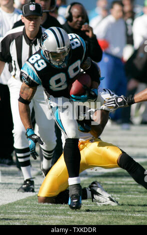 Panthers le receveur Steve Smith traîne Pittsburgh Steelers Deshea Townsend évoluait après un 6-cour réception en premier trimestre l'action au stade Bank of America le 17 décembre 2006 à Charlotte, NC. (Photo d'UPI/Bob Carey) Banque D'Images