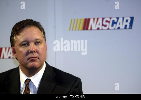 Président et chef de la Nascar, Brian France est à l'écoute de la question d'un journaliste lors d'une conférence de presse à la Nascar Nextel Cup Media Tour à la NASCAR Recherche & Développement site de Concord, NC le 22 janvier 1007. (Photo d'UPI/Nell Redmond) Banque D'Images