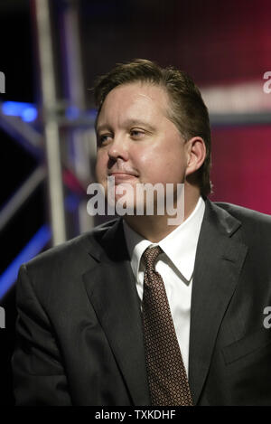 Président et chef de la Nascar, Brian France est à l'écoute de la question d'un journaliste lors d'une conférence de presse à la Nascar Nextel Cup Media Tour à la NASCAR Recherche & Développement site de Concord, NC le 22 janvier 1007. (Photo d'UPI/Nell Redmond) Banque D'Images