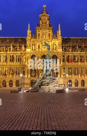 Scène de nuit d'Anvers Hôtel de Ville et la statue de Brabo tenant la main du géant dans la Grand Place (place principale), Belgique. Banque D'Images