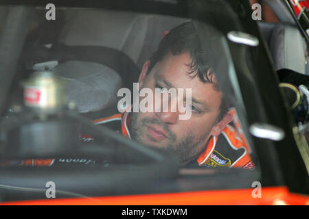 Le pilote de NASCAR Tony Stewart s'installe dans son Home Depot Chevrolet pour le début d'exercice de la Coca-Cola 600 sur le Lowe's Motor Speedway près de Charlotte, Caroline du Nord le 24 mai 2007. (Photo d'UPI/Nell Redmond) Banque D'Images