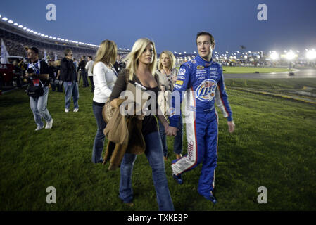 Pilote de NASCAR Kurt Busch, droite, promenades pour voiture de course avec son épouse Eva Busch avant le début de la Banque d'Amérique 500 Course à Lowe's Motor Speedway près de Charlotte, Caroline du Nord le 13 octobre 2007. (Photo d'UPI/Nell Redmond) Banque D'Images