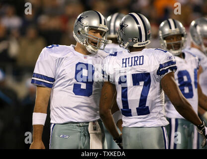 Le quart-arrière des Cowboys de Dallas Tony Romo (9) parle de Cowboys de Dallas receveur Sam Hurd (17) pendant un délai que les cow-boys jouent les Panthers au stade Bank of America à Charlotte, Caroline du Nord le 22 décembre 2007. (Photo d'UPI/Nell Redmond). Banque D'Images