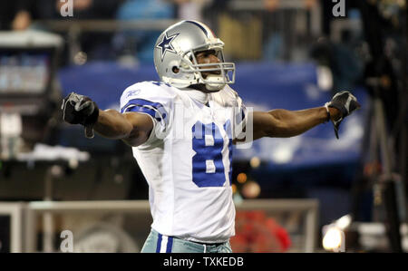 Cowboys de Dallas receveur Terrell Owens s'étend avant le début du jeu comme le jeu Cowboys Panthers au stade Bank of America à Charlotte, Caroline du Nord le 22 décembre 2007. (Photo d'UPI/Nell Redmond). Banque D'Images