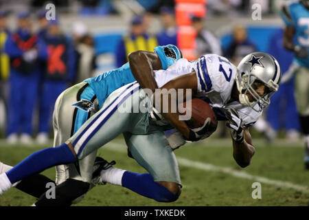 Cowboys de Dallas receveur Sam Hurd attrape la balle comme sécurité Carolina Panthers Sarcelle Quinton se ferme pour faire de l'aborder au stade Bank of America à Charlotte, Caroline du Nord le 22 décembre 2007. (Photo d'UPI/Nell Redmond). Banque D'Images