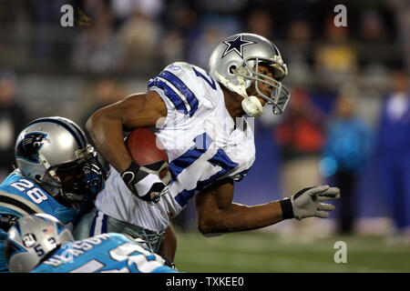 Cowboys de Dallas receveur Sam Hurd se bat pour les chantiers après une réception contre les Carolina Panthers dans la deuxième moitié du stade Bank of America à Charlotte, Caroline du Nord le 22 décembre 2007. Les Cowboys ont remporté 20-13. (Photo d'UPI/Nell Redmond). Banque D'Images