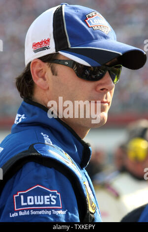 Jimmie Johnson attend le début de la Coca-Cola 600 course de NASCAR à Lowe's Motor Speedway à Concord, Caroline du Nord le 25 mai 2008. (Photo d'UPI/Nell Redmond) Banque D'Images