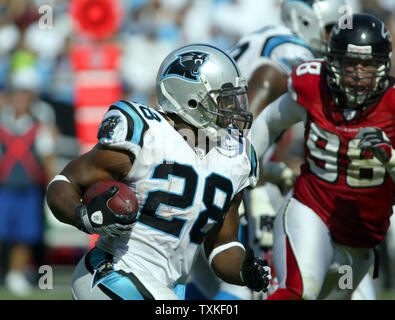 Caroline panthère d'utiliser de nouveau Jonathan Stewart (28) va à l'encontre des Falcons d'Atlanta au stade Bank of America à Charlotte, Caroline du Nord le 28 septembre 2008. (Photo d'UPI/Nell Redmond) Banque D'Images